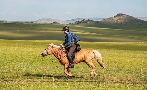Autumn Clarke riding horse in the 2025 Mongol Derby.